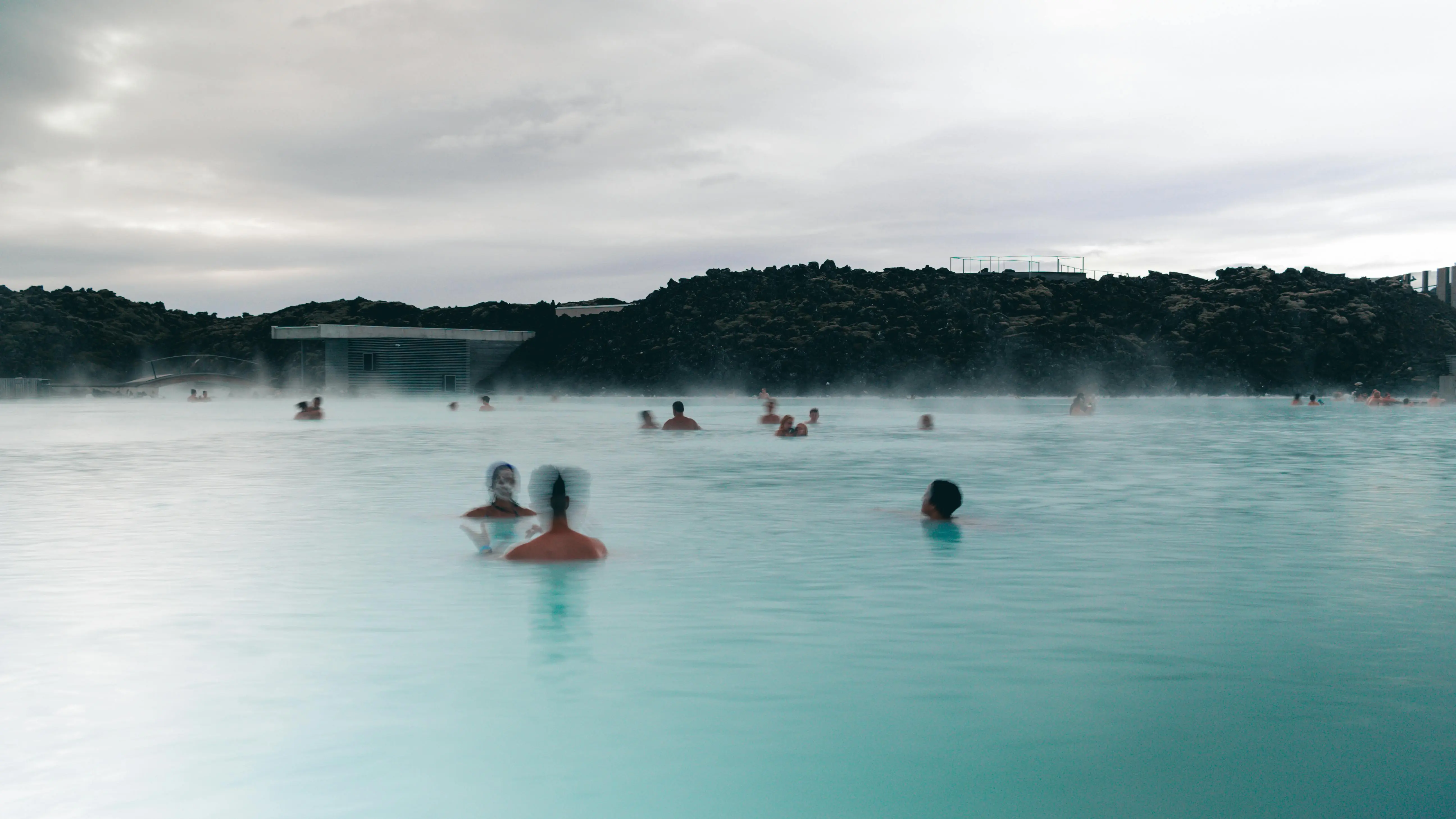 Laguna Azul: Aguas geotérmicas rodeadas de paisajes volcánicos.