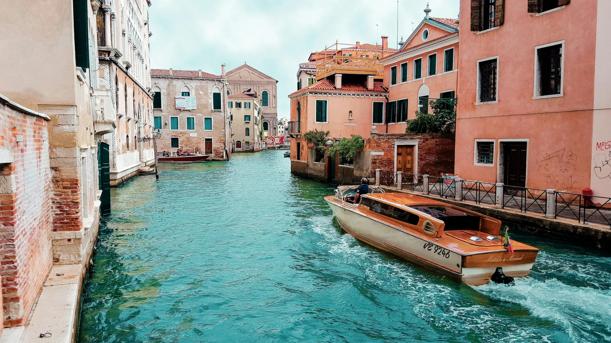 Venecia - La Magia de los Canales: Romance y Aventura